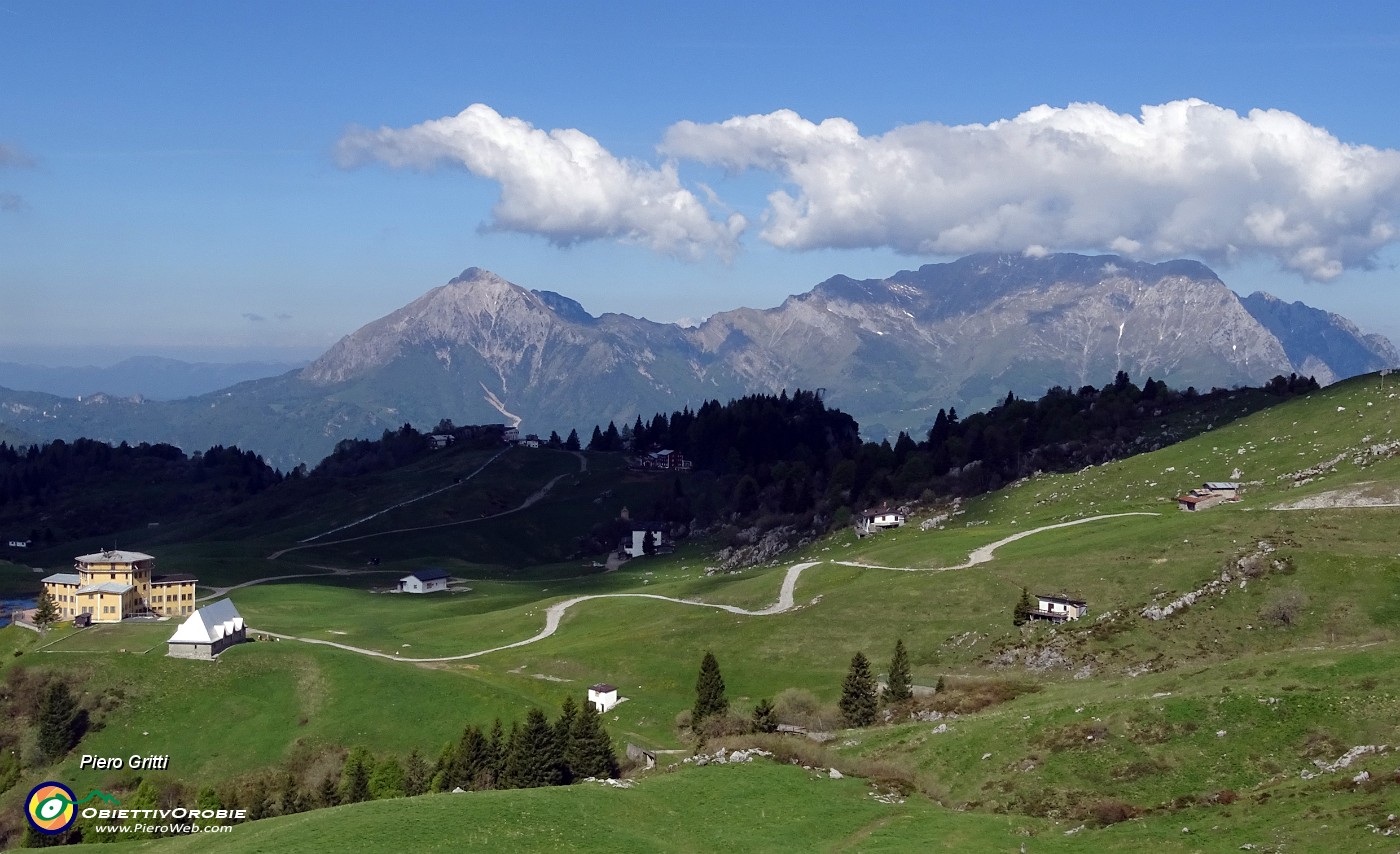 35 Vista sui Piani di Artavaggio e verso le Grigne ricoperte da belle nuvole.JPG -                                